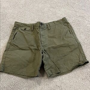 Banana Republic Men's Cargo Shorts in Olive